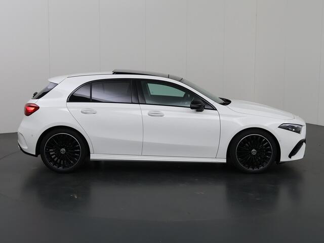 Mercedes-Benz A-KLASSE 180 Star Edition AMG Line | Night | Keyless go | Multispaaks | Sfeerverlichting | Stoelverwarming | Panoramadak | Achteruitrijcamera |
