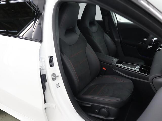 Mercedes-Benz A-KLASSE 180 Star Edition AMG Line | Night | Keyless go | Multispaaks | Sfeerverlichting | Stoelverwarming | Panoramadak | Achteruitrijcamera |