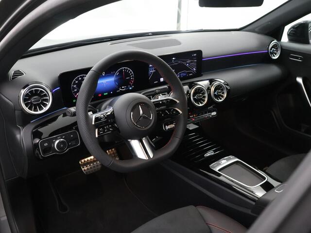 Mercedes-Benz A-KLASSE 180 Star Edition AMG Line LIMITED | Panoramadak | Multibeam | 19" multispaaks velgen | Night | Sfeerverlichting | Stoelverwarming | Achteruitrijcamera |
