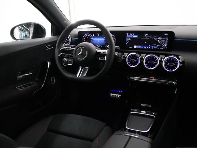 Mercedes-Benz A-KLASSE 180 Star Edition AMG Line LIMITED | Panoramadak | Multibeam | 19" multispaaks velgen | Night | Sfeerverlichting | Stoelverwarming | Achteruitrijcamera |