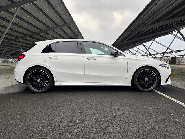 Mercedes-Benz A-KLASSE 180 Star Edition AMG Line | Night | Panoramadak | Multibeam verlichting | 19 Inch LM velgen | Sfeerverlichting |