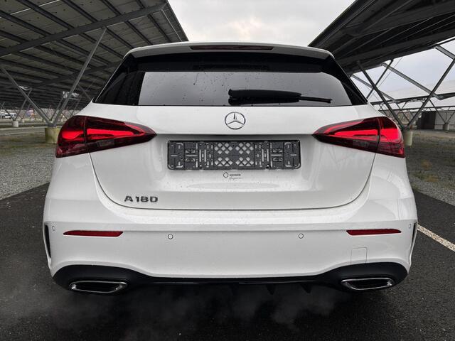 Mercedes-Benz A-KLASSE 180 Star Edition AMG Line | Night | Panoramadak | Multibeam verlichting | 19 Inch LM velgen | Sfeerverlichting |