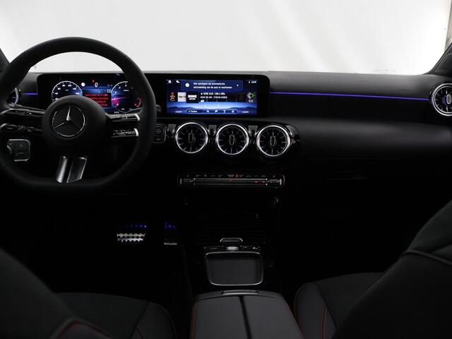 Mercedes-Benz A-KLASSE 180 Star Edition AMG Line | Night | Multispaaks velgen | Panoramasdak | Achteruitrijcamera | Sfeerverlichting | Keyless go |