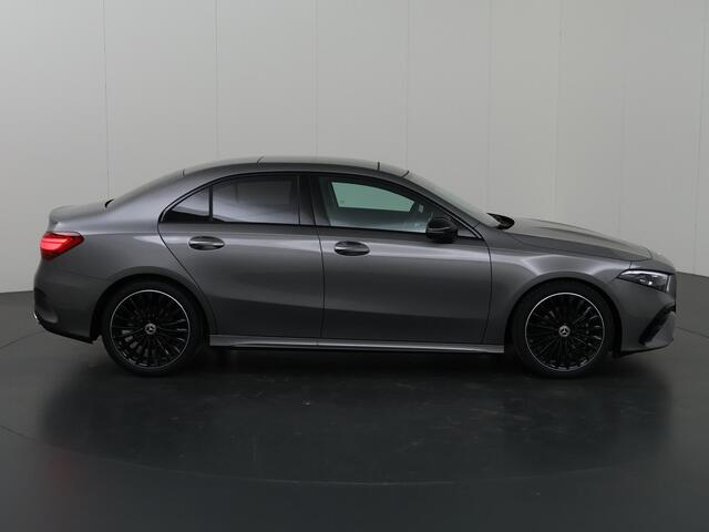 Mercedes-Benz A-KLASSE 180 Star Edition AMG Line | Night | Multispaaks velgen | Panoramasdak | Achteruitrijcamera | Sfeerverlichting | Keyless go |