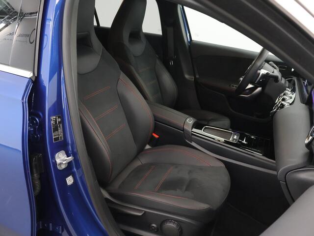 Mercedes-Benz A-KLASSE 180 AMG Line | Stoelverwarming |Widescreen | Sfeerverlichting | Getint glas | Achteruitrijcamera |