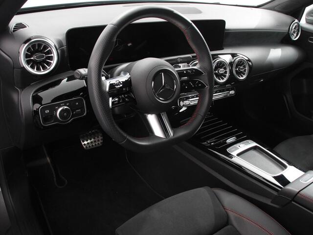 Mercedes-Benz A-KLASSE 200 177pk Automaat MHEV AMG Line Achteruitrij Camera Verwarmde voorstoelen Navigatie LED Climate control Adaptive Cruise control Parkeersensoren Apple Carplay & Android Auto