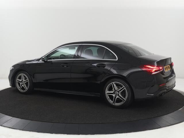 Mercedes-Benz A-KLASSE 200 Business Solution AMG | Stoelverwarming | Carplay | Leder/Alcantara | Camera | Sfeerverlichting | Park Assist | Climate control | Full LED | Bluetooth | Cruise control