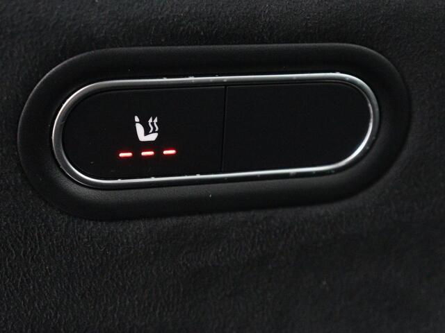 Mercedes-Benz A-KLASSE 200 Business Solution AMG | Stoelverwarming | Carplay | Leder/Alcantara | Camera | Sfeerverlichting | Park Assist | Climate control | Full LED | Bluetooth | Cruise control