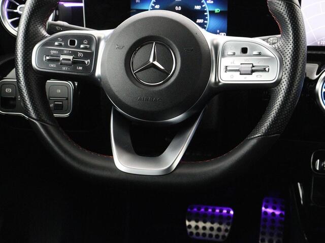 Mercedes-Benz A-KLASSE 200 Business Solution AMG | Stoelverwarming | Carplay | Leder/Alcantara | Camera | Sfeerverlichting | Park Assist | Climate control | Full LED | Bluetooth | Cruise control