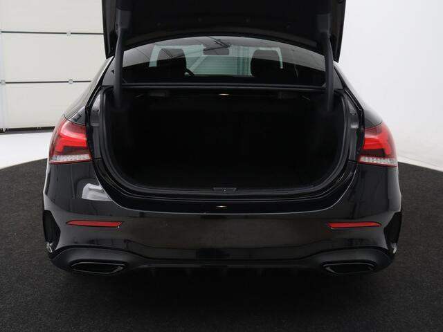 Mercedes-Benz A-KLASSE 200 Business Solution AMG | Stoelverwarming | Carplay | Leder/Alcantara | Camera | Sfeerverlichting | Park Assist | Climate control | Full LED | Bluetooth | Cruise control