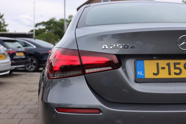 Mercedes-Benz A-KLASSE 250 e I LEDER I CAMERA I TREKHAAK I SFEERVERLICHTING