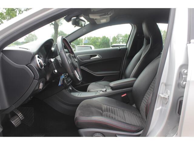 Mercedes-Benz A-KLASSE 180 Sport Edition AMG / Camera / Navigatie / Leder&Alcantara / 18'' / Stoelverwarming / Cruise Control