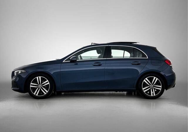 Mercedes-Benz A-KLASSE 180 Business Solution Luxury | Panoramadak | Sfeerverlichting | Stoelverwarming | Augmented Reality | CarPlay | Inclusief 24 maanden Mercedes-Benz Certified garantie voor Europa.