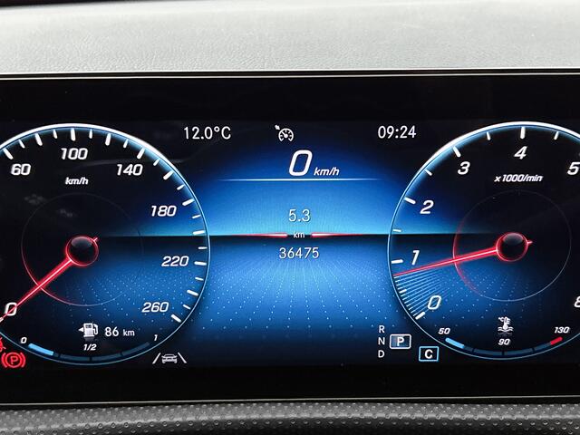 Mercedes-Benz A-KLASSE 180 Business Solution Luxury | Panoramadak | Sfeerverlichting | Stoelverwarming | Augmented Reality | CarPlay | Inclusief 24 maanden Mercedes-Benz Certified garantie voor Europa.