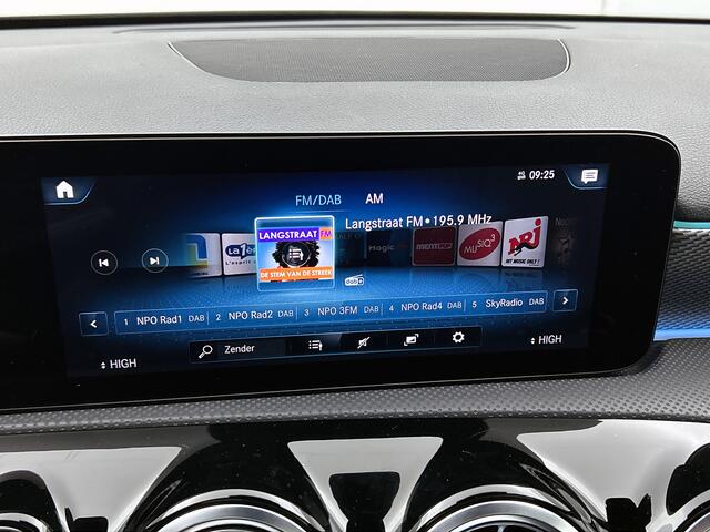 Mercedes-Benz A-KLASSE 180 Business Solution Luxury | Panoramadak | Sfeerverlichting | Stoelverwarming | Augmented Reality | CarPlay | Inclusief 24 maanden Mercedes-Benz Certified garantie voor Europa.
