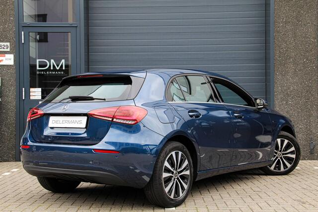 Mercedes-Benz A-KLASSE 250 e | SOH 100% | BTW voertuig | panoramadak | Burmester audio | Sfeerverlichting | Elektrische trekhaak | Groot display | 360 Camera | Vooruitrijcamera | Achteruitrijcamera | Vol!