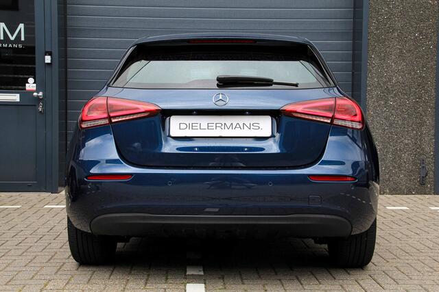 Mercedes-Benz A-KLASSE 250 e | SOH 100% | BTW voertuig | panoramadak | Burmester audio | Sfeerverlichting | Elektrische trekhaak | Groot display | 360 Camera | Vooruitrijcamera | Achteruitrijcamera | Vol!