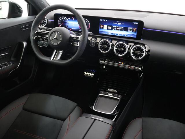 Mercedes-Benz A-KLASSE 180 Business Solution AMG | Night pakket | 19 inch velgen | Panoramadak | Keyless entry | Multibeam led koplampen | Apple carplay/Andorid auto |