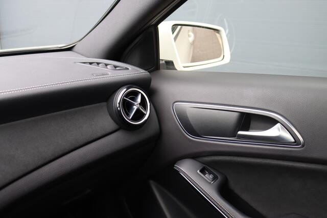 Mercedes-Benz A-KLASSE 180 AMG Line White Art Edition | Panoramadak | Camera | Trekhaak | Apple Carplay | Leder | High Perf. LED | Keyless Start | Regensensor |