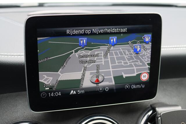 Mercedes-Benz A-KLASSE 180 AMG Line White Art Edition | Panoramadak | Camera | Trekhaak | Apple Carplay | Leder | High Perf. LED | Keyless Start | Regensensor |