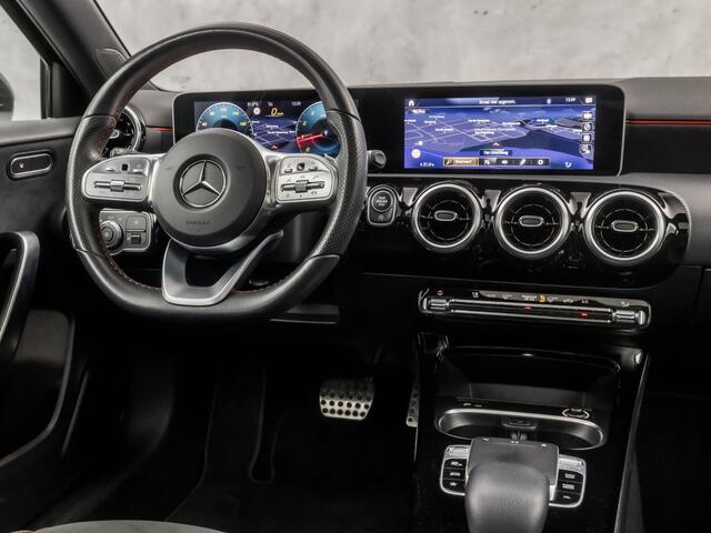 Mercedes-Benz A-KLASSE 180 AMG Sport Automaat (PANORAMADAK, GROOT NAVI, LEDER/ALCANTARA, CAMERA, STOELVERWARMING, SPORTSTOELEN, NIEUWE APK, LANE ASSIST, NIEUWSTAAT)