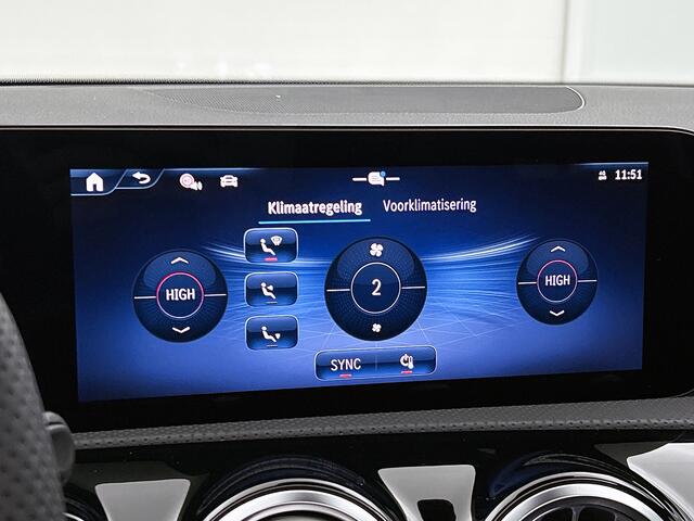 Mercedes-Benz A-KLASSE 250 e Business Solution AMG | Nightpakket | Smartphone-integratie | Panoramaschuifdak | Multibeam LED | Stoelverwarming voor |