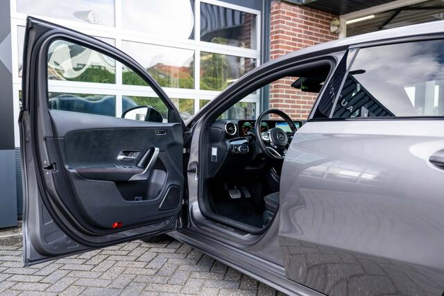 Mercedes-Benz A-KLASSE 180 A180 AMG Line | Widescreen Display | Camera | Night Package | Stoelverwarming | 18' Inch |