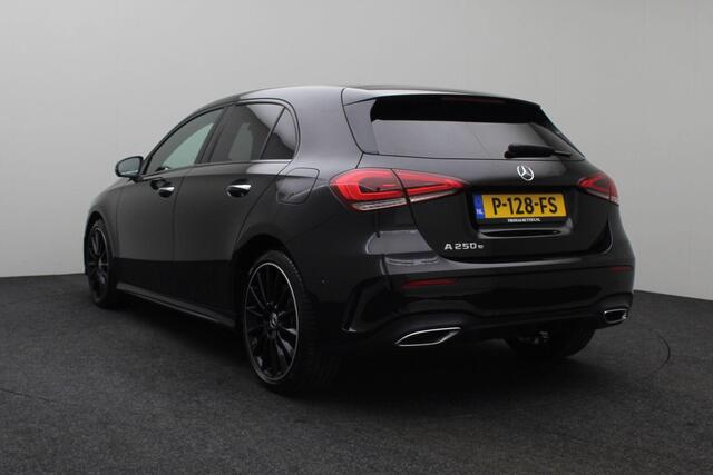 Mercedes-Benz A-KLASSE 250 e Premium Plus 2020 | 360 Graden Camera | Cruise Control | Burmester | Elektrische Memory Seats | Sfeer Verlichting | Boekjes | 2 Sleutels Keyless | DAB Radio | Laadkabels