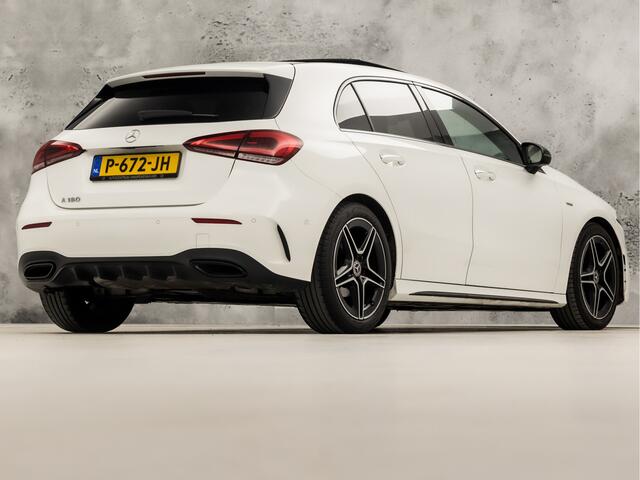 Mercedes-Benz A-KLASSE 180 AMG Sport Automaat (SCHUIFDAK, SFEERVERLICHTING, GROOT NAVI, LEDER/ALCANTARA, CAMERA, SPORTSTOELEN, STOELVERWARMING, GETINT GLAS, NIEUWSTAAT)