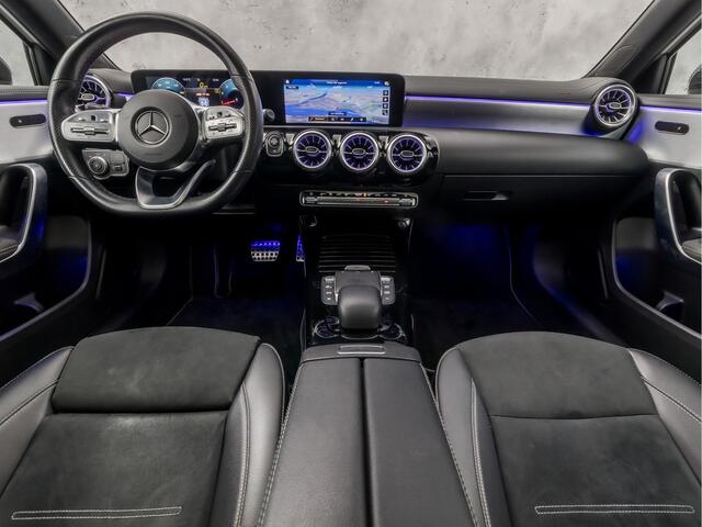 Mercedes-Benz A-KLASSE 180 AMG Sport Automaat (SCHUIFDAK, SFEERVERLICHTING, GROOT NAVI, LEDER/ALCANTARA, CAMERA, SPORTSTOELEN, STOELVERWARMING, GETINT GLAS, NIEUWSTAAT)