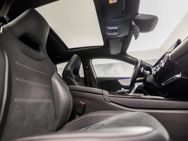 Mercedes-Benz A-KLASSE 180 AMG Sport Automaat (SCHUIFDAK, SFEERVERLICHTING, GROOT NAVI, LEDER/ALCANTARA, CAMERA, SPORTSTOELEN, STOELVERWARMING, GETINT GLAS, NIEUWSTAAT)