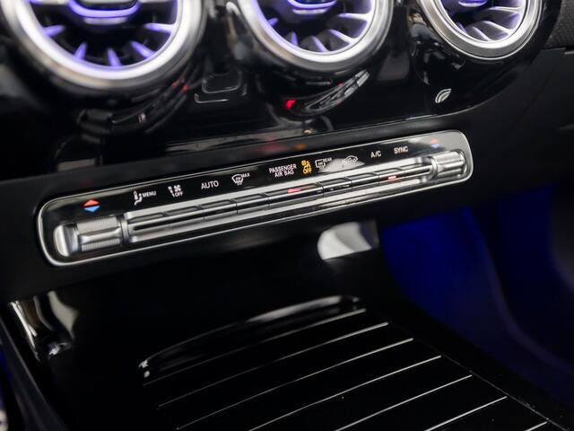 Mercedes-Benz A-KLASSE 180 AMG Sport Automaat (SCHUIFDAK, SFEERVERLICHTING, GROOT NAVI, LEDER/ALCANTARA, CAMERA, SPORTSTOELEN, STOELVERWARMING, GETINT GLAS, NIEUWSTAAT)