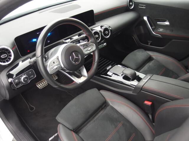 Mercedes-Benz A-KLASSE 180 Business Solution AMG A45 AMG LOOK / WIDESCREEN / FULL LED / CARPLAY / CAMERA / STOELVERW / NAVI / CLIMA / PDC / NL-AUTO