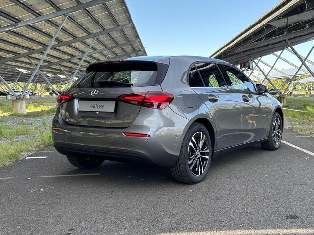 Mercedes-Benz A-KLASSE 250e Business Solution | Led Koplampen | Dodehoekassistent | Achteruitrijcamera | Apple carplay | Stoelverwarming |