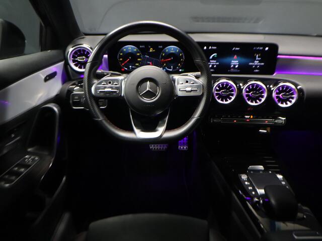 Mercedes-Benz A-KLASSE 180 AMG Sport [SCHUIFKANTELDAK, SFEERVERLICHTING, APPLE CARPLAY, ANDROID, SPORTSTOELEN, STOELVERWARMING, CAMERA, PDC V+A, CRUISE, CLIMATE, NIEUWSTAAT]