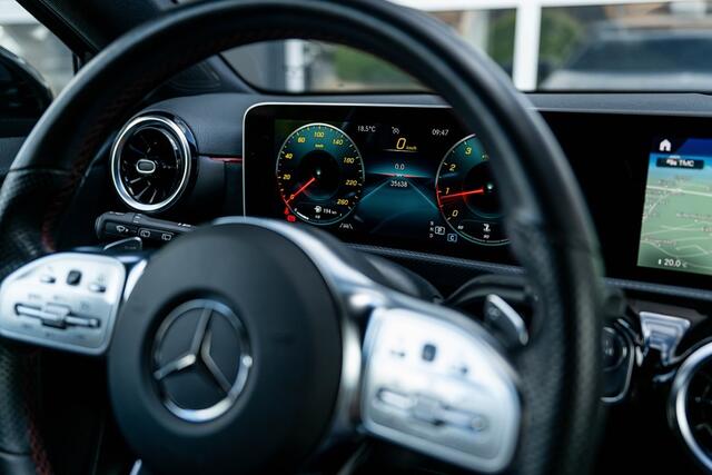 Mercedes-Benz A-KLASSE 180 A180 AMG Line | Widescreen Display | Camera | Night Package | Stoelverwarming | 18' Inch |