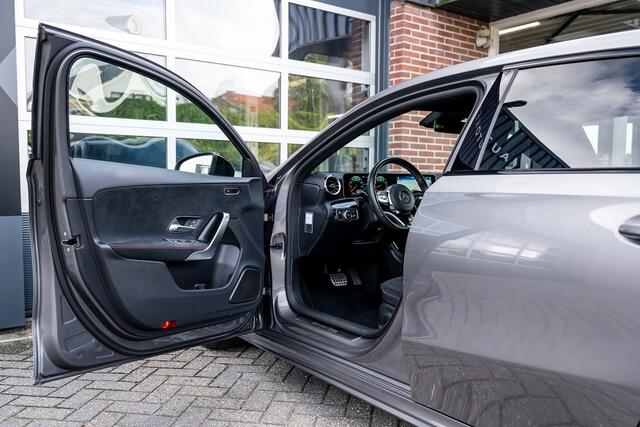 Mercedes-Benz A-KLASSE 180 A180 AMG Line | Widescreen Display | Camera | Night Package | Stoelverwarming | 18' Inch |