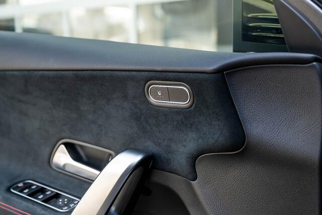 Mercedes-Benz A-KLASSE 180 A180 AMG Line | Widescreen Display | Camera | Night Package | Stoelverwarming | 18' Inch |