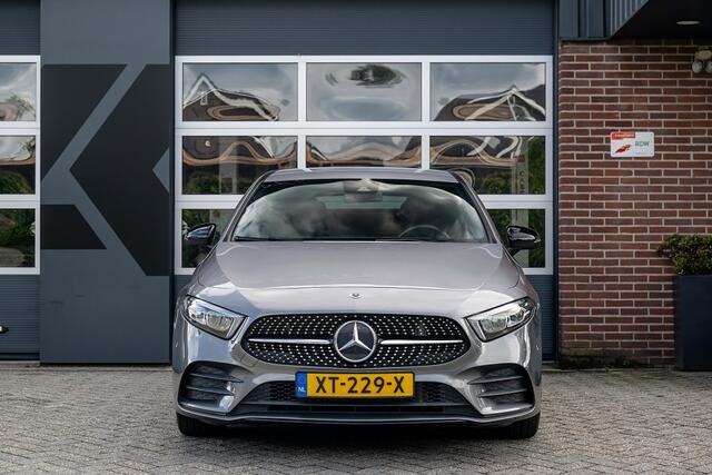 Mercedes-Benz A-KLASSE 180 A180 AMG Line | Widescreen Display | Camera | Night Package | Stoelverwarming | 18' Inch |