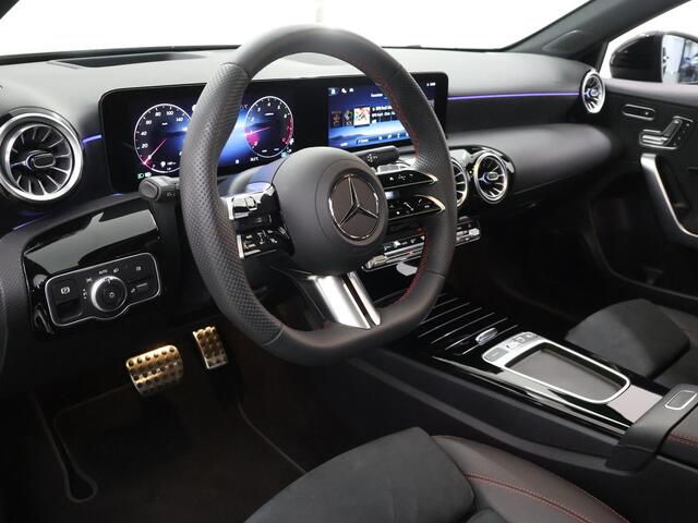 Mercedes-Benz A-KLASSE 180 Business Solution AMG | Premium Plus | Panoramadak | HUD | Stoelverwarming | Parkeercamera | Multibeam LED | Keyless Entry/Go | Apple Carplay/Android Auto |