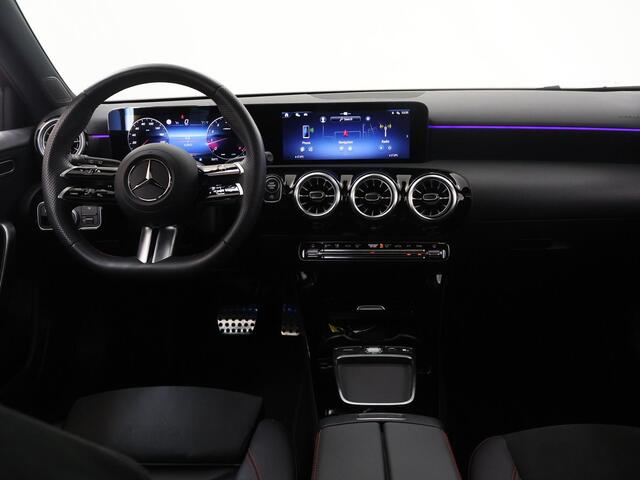 Mercedes-Benz A-KLASSE 180 Business Solution AMG | Night | Panoramadak | Multibeam | Widescreen | Achteruitrijcamera | Sfeerverlichting | Stoelverwarming |