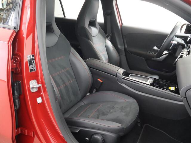 Mercedes-Benz A-KLASSE 180 Business Solution AMG | Night | Panoramadak | Multibeam | Widescreen | Achteruitrijcamera | Sfeerverlichting | Stoelverwarming |