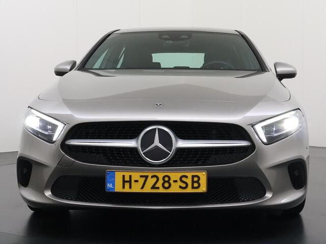 Mercedes-Benz A-KLASSE 180 Business Solution Luxury | Panoramadak| Memorypakket | Zwart leder | Sfeerverlichting