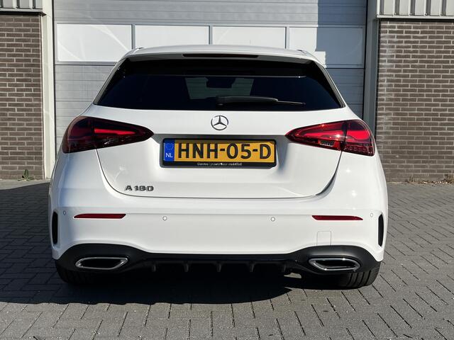 Mercedes-Benz A-KLASSE 180 Star Edition AMG | Night Pakket | Dodehoekassistent | Donkergetint Glas Achter | Sfeerverlichting | Stoelverwarming | Parkeersensoren | Achteruitrijcamera | Elektrisch Inklapbare Buitenspiegels