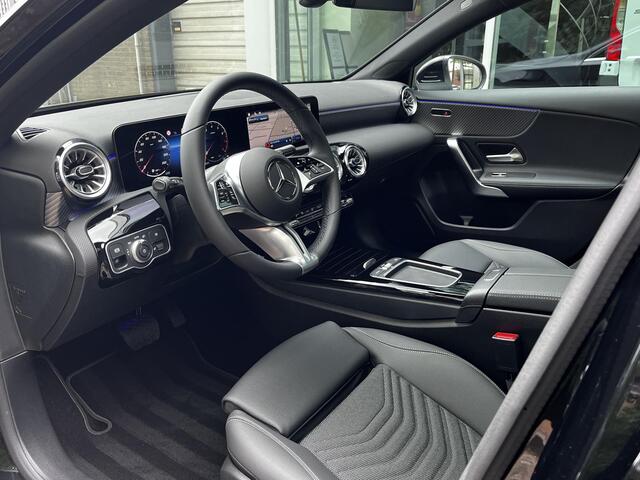 Mercedes-Benz A-KLASSE 180 Star Edition Luxury | Panoramadak | Dodehoekassistent | Donkergetint Glas Achter | Sfeerverlichting | Stoelverwarming | Parkeersensoren | Achteruitrijcamera | Elektrisch Inklapbare Buitenspiegels