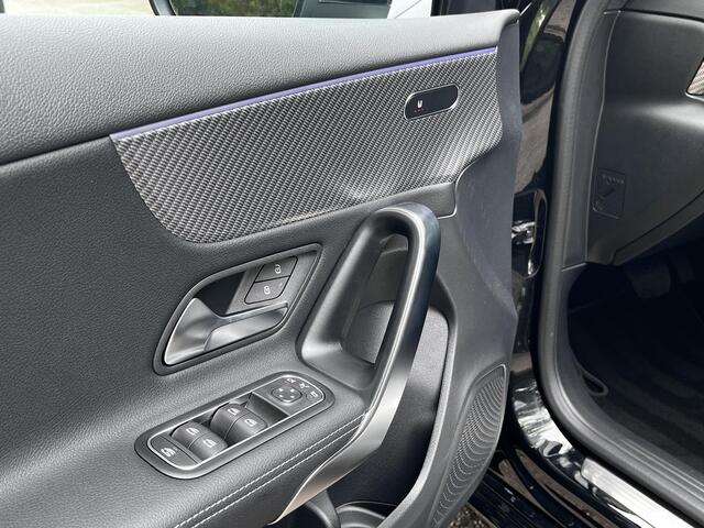 Mercedes-Benz A-KLASSE 180 Star Edition Luxury | Panoramadak | Dodehoekassistent | Donkergetint Glas Achter | Sfeerverlichting | Stoelverwarming | Parkeersensoren | Achteruitrijcamera | Elektrisch Inklapbare Buitenspiegels