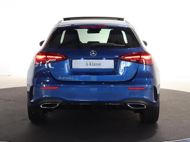 Mercedes-Benz A-KLASSE 250e Star Edition AMG Line | Panoramaschuifdak | Night | 19 inch AMG-velgen | Achteruitrijcamera