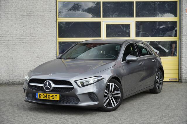 Mercedes-Benz A-KLASSE 160 5drs Luxury Business Solution BJ2021 Lmv 17" | Led V+A | Pdc | Achteruitrijcamera | Navi | Virtual cockpit | Dashboard verlichting | Climate control | Cruise control | Lederen Sportstoelen | Verwarmde voorstoelen | Zwarte hemel | Getint glas