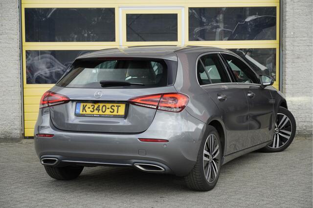 Mercedes-Benz A-KLASSE 160 5drs Luxury Business Solution BJ2021 Lmv 17" | Led V+A | Pdc | Achteruitrijcamera | Navi | Virtual cockpit | Dashboard verlichting | Climate control | Cruise control | Lederen Sportstoelen | Verwarmde voorstoelen | Zwarte hemel | Getint glas