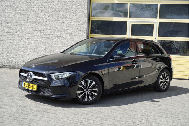 Mercedes-Benz A-KLASSE 180 5drs Business Solution BJ2022 Lmv 16" | Led V+A | Pdc | Achteruitrijcamera | Navi | Climate control | Cruise control | Sportstoelen | Verwarmde voorstoelen | Zwarte hemel | Getint glas